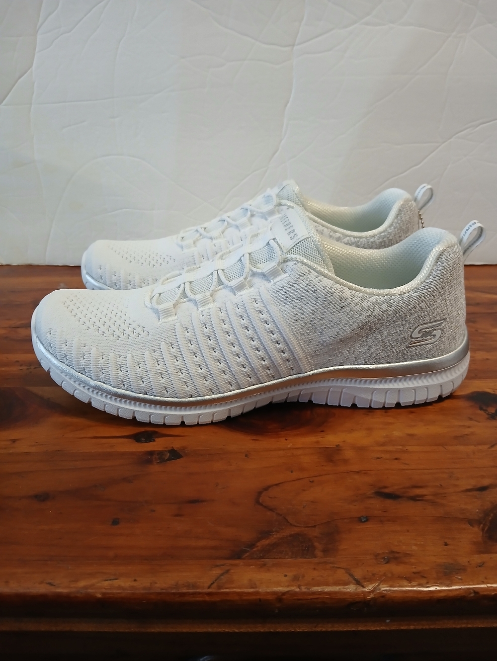 Skechers Women's Virtue-Lucent Sneaker Size 8.5
